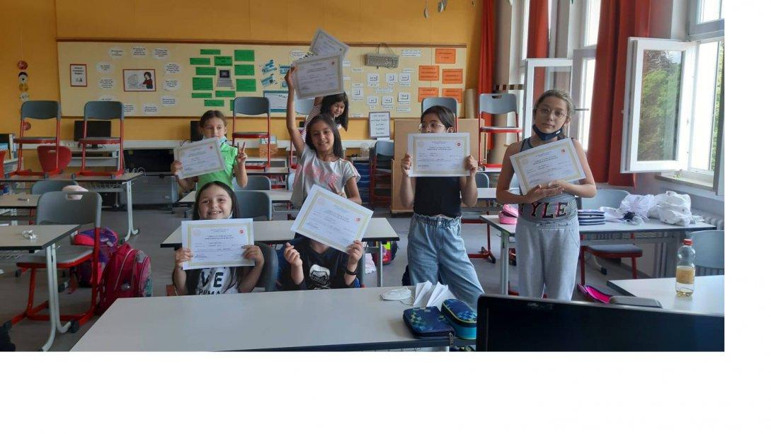 Türkçe ve Türk Kültürü Dersine devam eden öğrenciler katılım belgelerini aldı