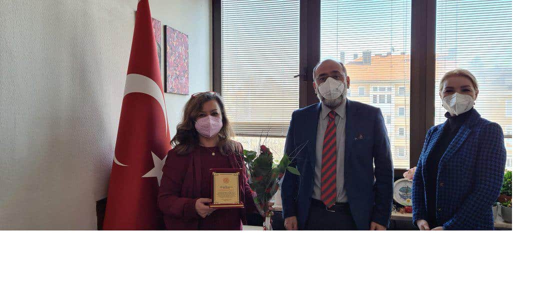 Başkonsolos Yardımcısı G. Şebnem Koçoğlu'na teşekkür plaketi